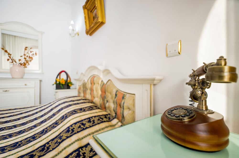 Double Room, Private Bathroom - Photo 2