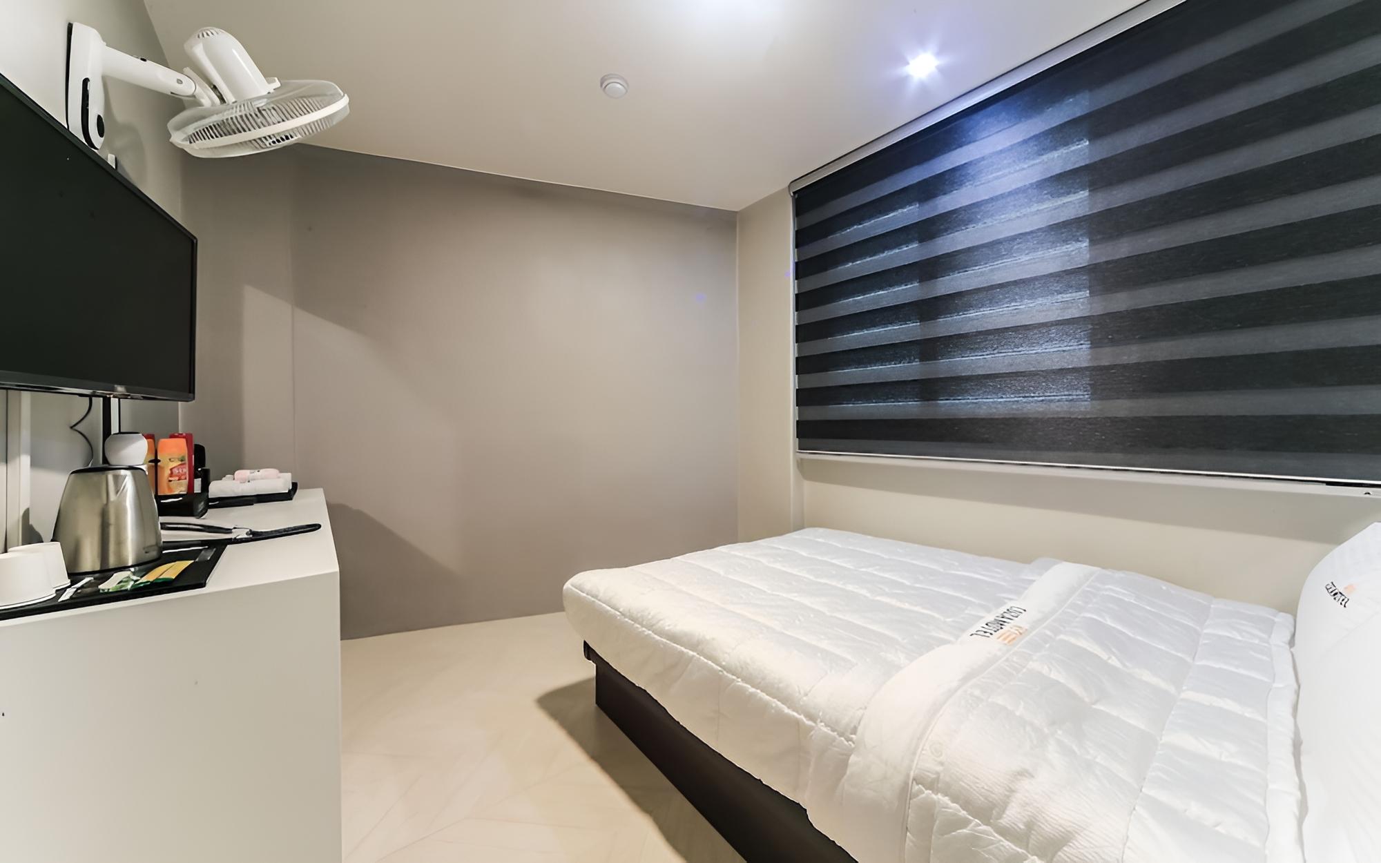 Room (Semi Room) - Photo 3