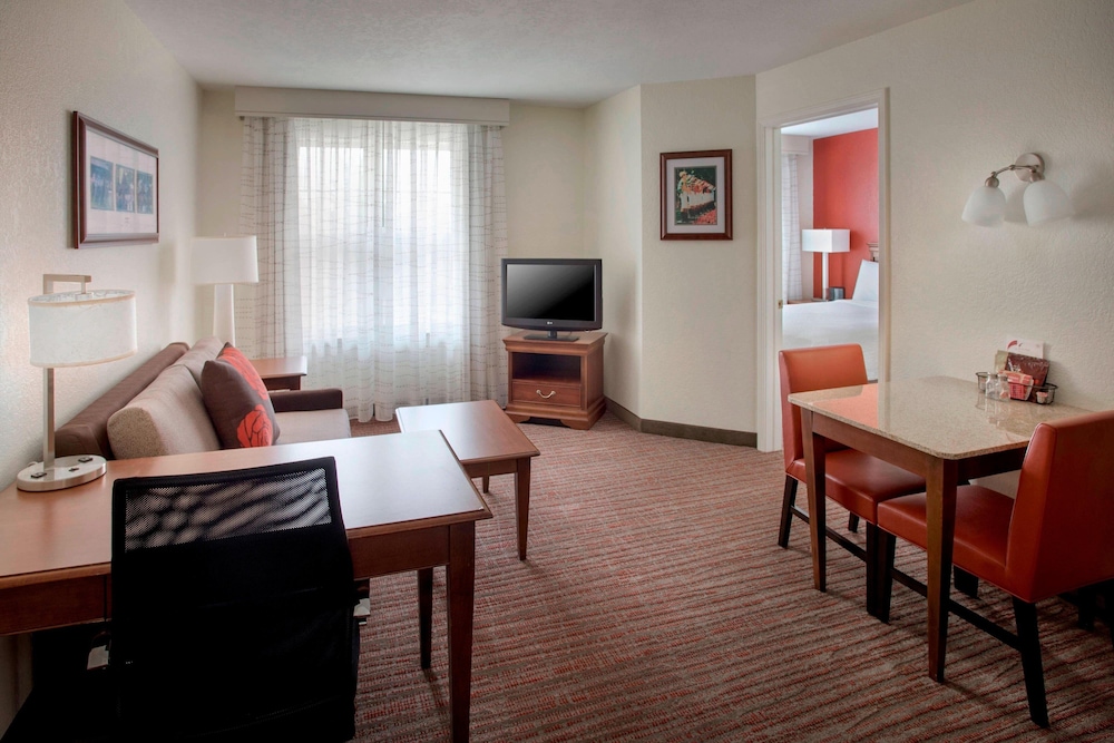Suite, 1 Bedroom (Mobility/Hearing Access, Roll-In Shwr) photo 1