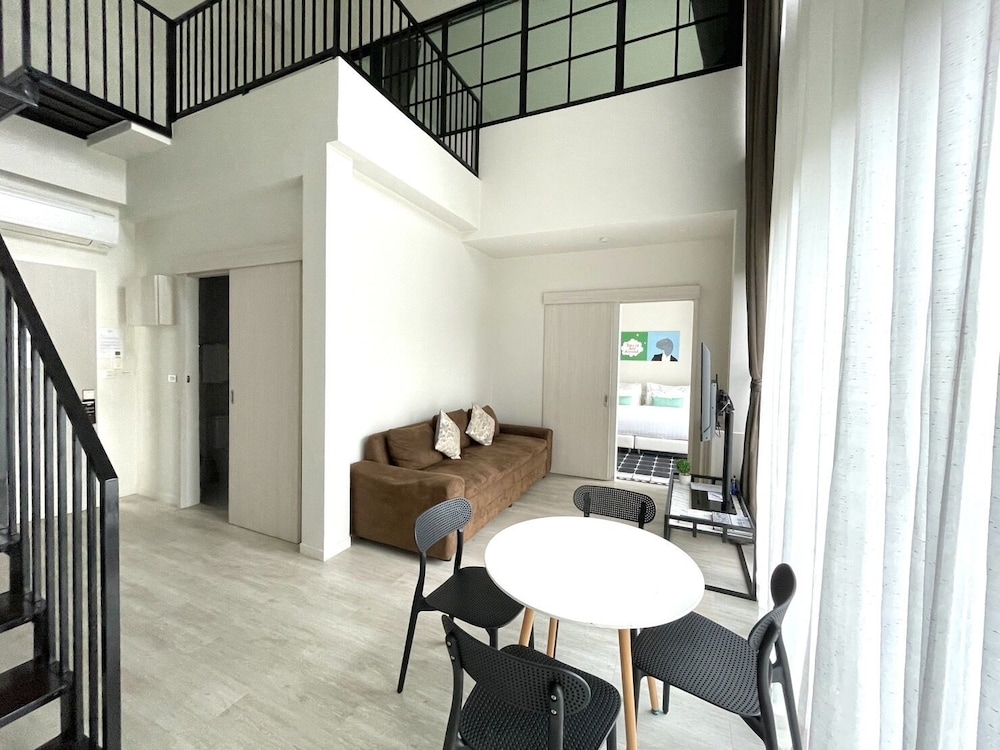 Executive Suite - Photo 1