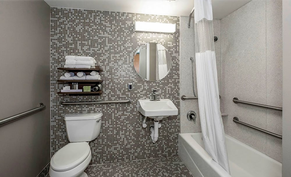 Room, 1 Queen Bed, Mobility Accessible, Non Smoking (Bathtub w/ Grab Bars) - Photo 2