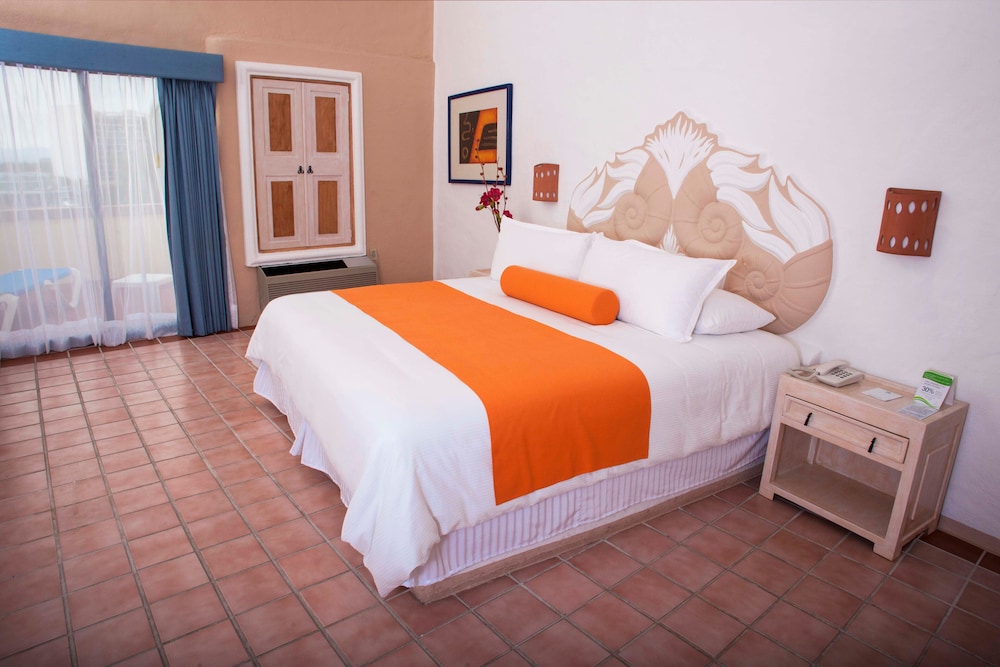 Standard Room, 1 King Bed, Marina View - Photo 6