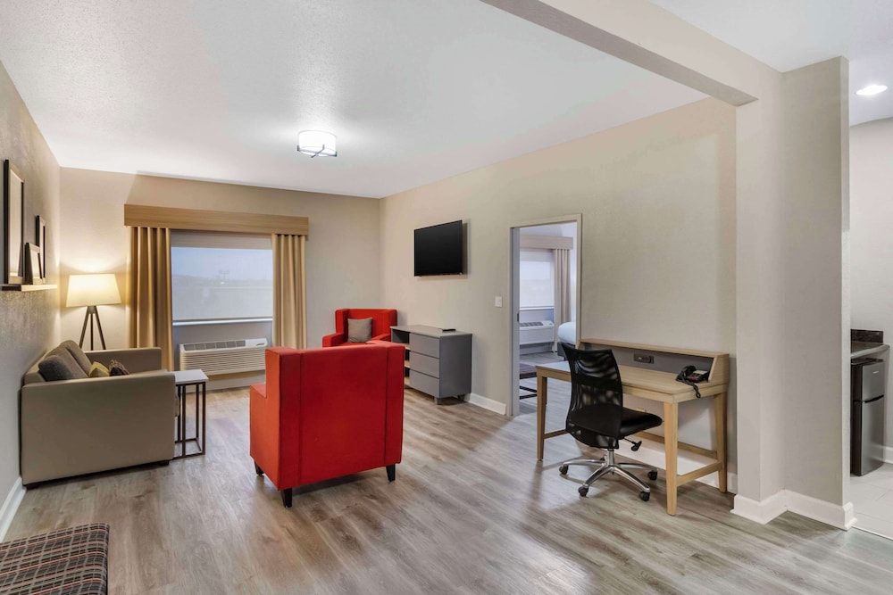 Suite, 1 King Bed, Non Smoking, Jetted Tub - Photo 2