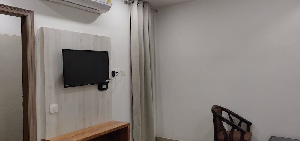 Deluxe Room, 1 Double Bed, Non Smoking photo 2
