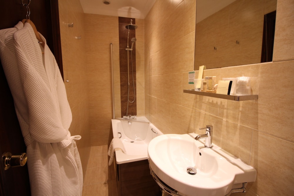 Double or Twin Room, Ensuite - Photo 6