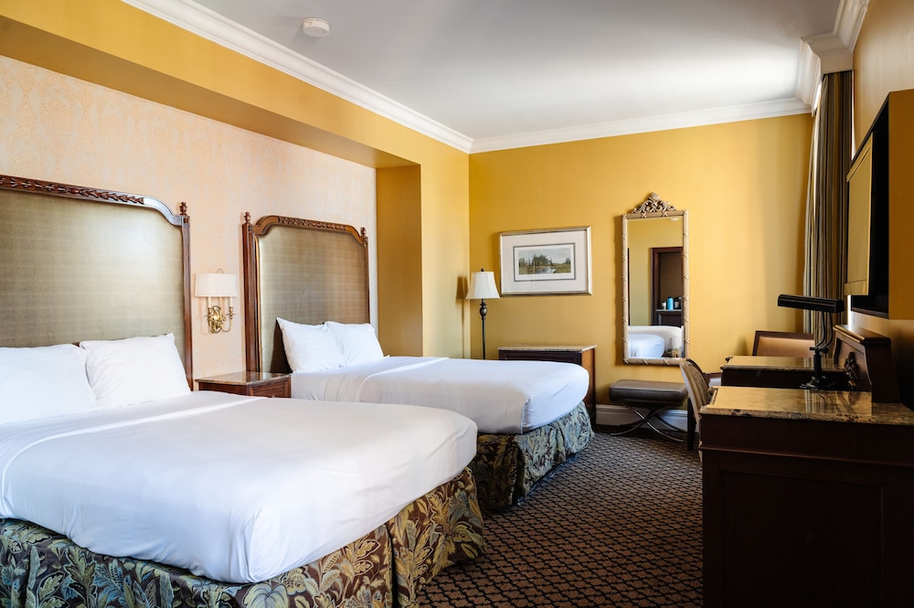 Double Queen Room (24/7 Front Desk) - Photo 21