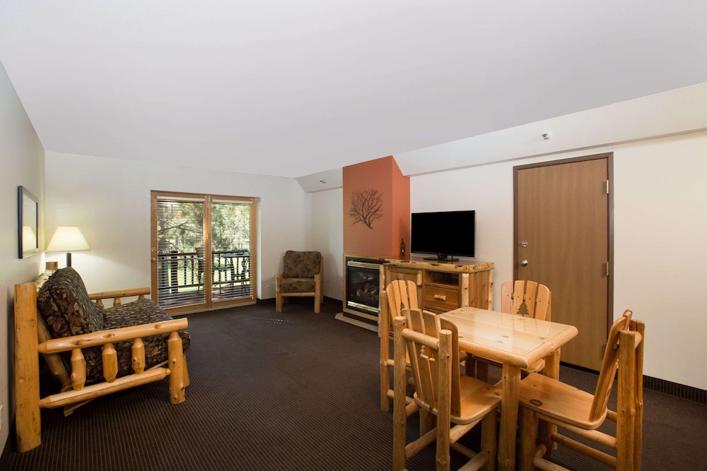 Superior Suite, 1 Bedroom, 2 Queen Beds, Fireplace, Balcony, Non Smoking photo 1