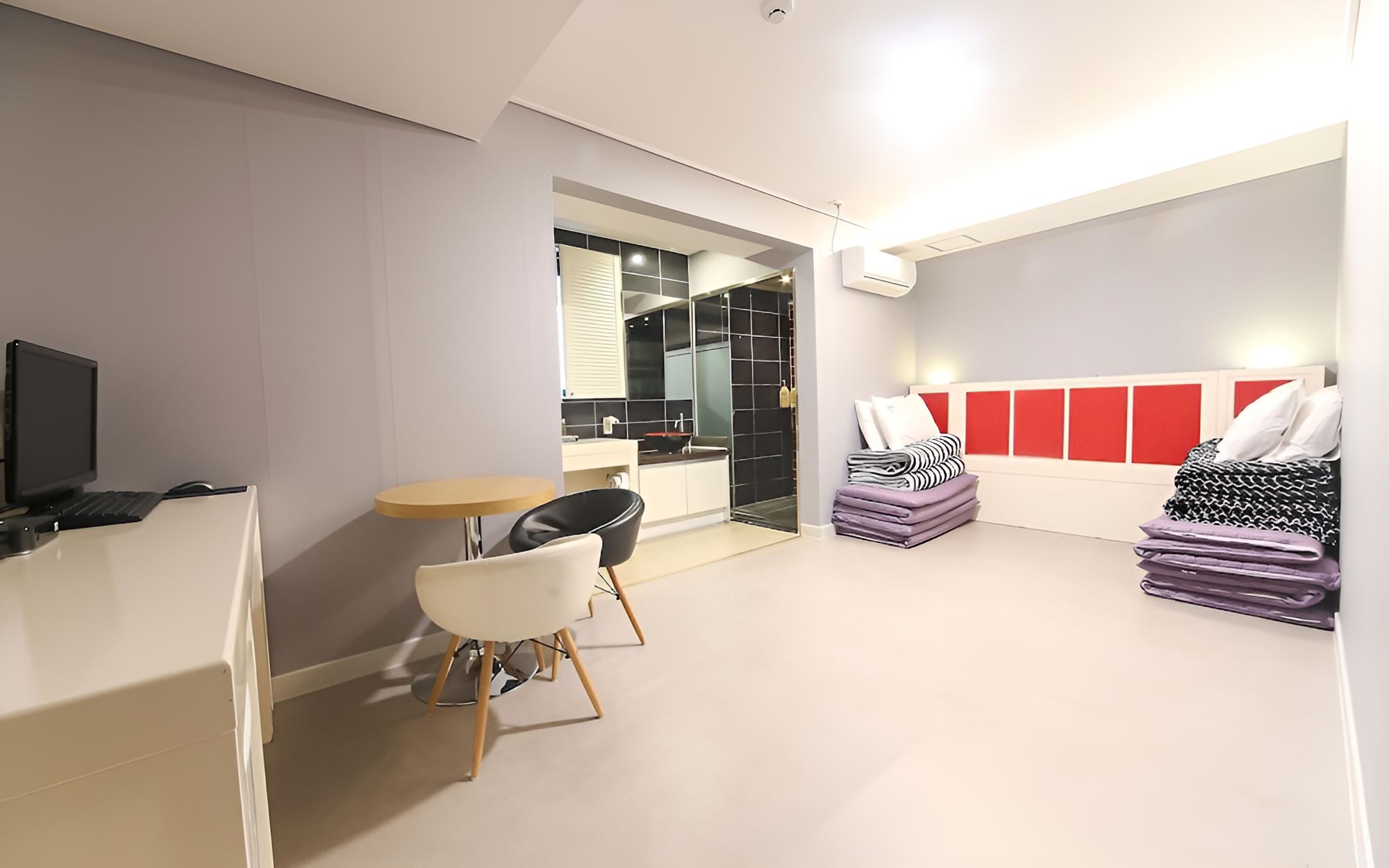Room (Korean room (55" UHDTV Netflix Y)