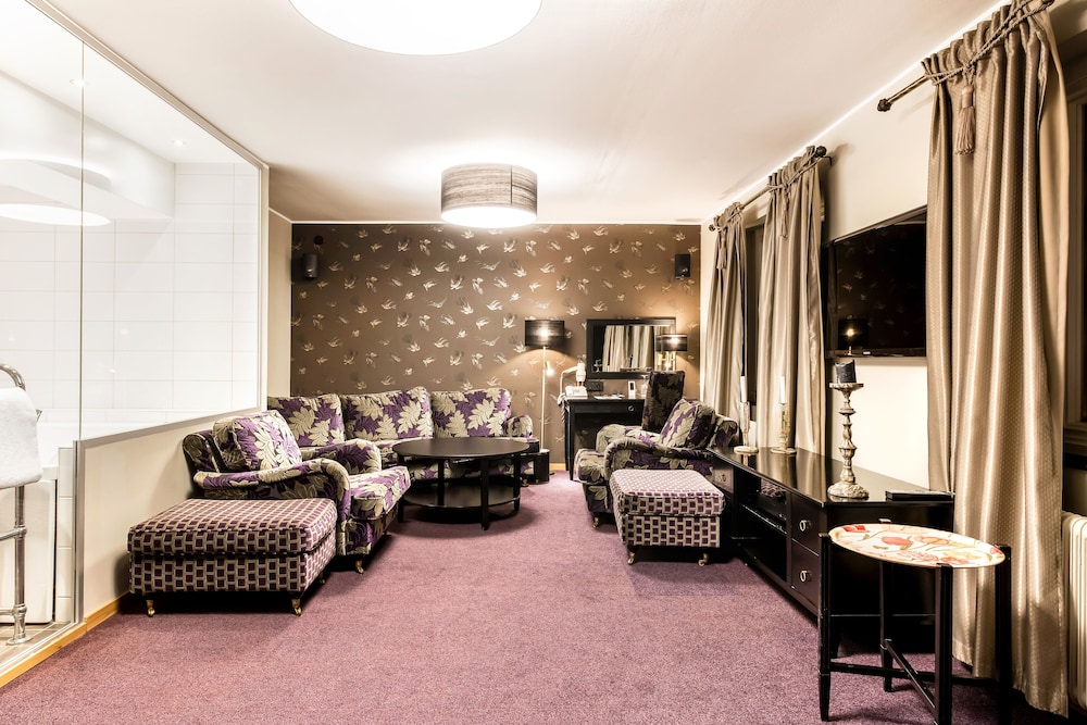 Suite, 1 King Bed, Non Smoking photo 2
