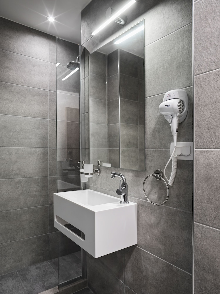 Deluxe Suite - Photo 6