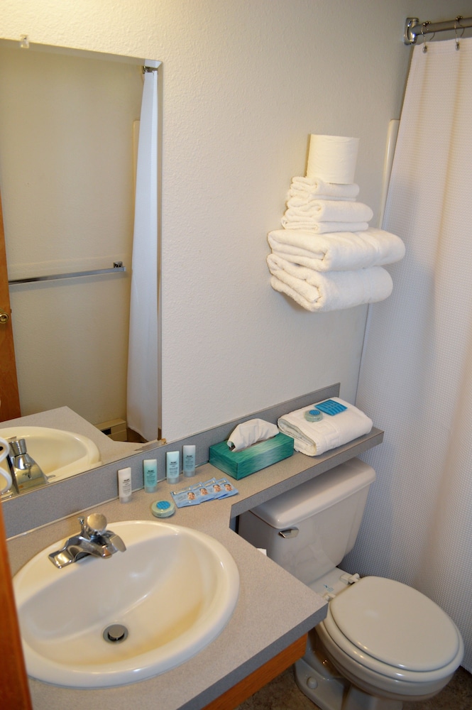 Room, 2 Queen Beds, Kitchenette, Mountain View photo 2