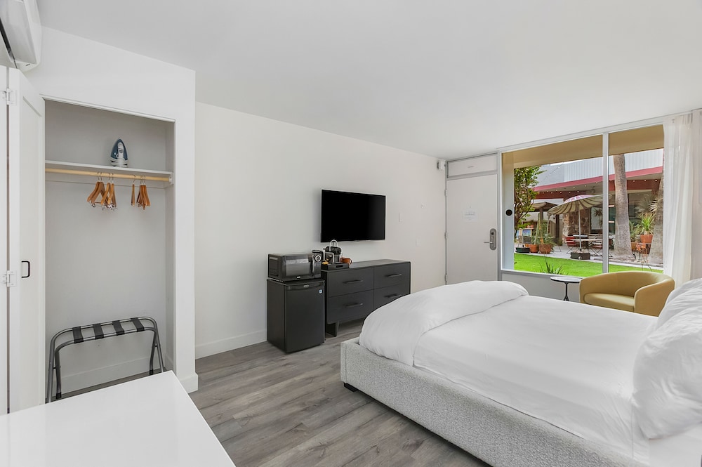 Suite, 1 Queen Bed, Non Smoking, Courtyard View photo 1