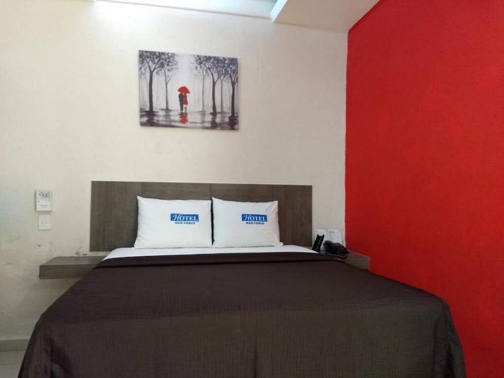 Standard Room, 1 Queen Bed photo 2