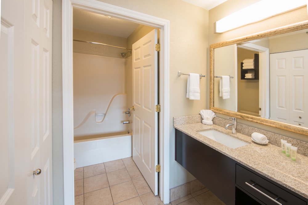 Suite, 2 Bedrooms, Kitchen - Photo 3