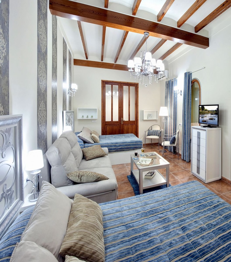 Deluxe Suite, 2 Double Beds, Air conditioning, Courtyard View photo 2