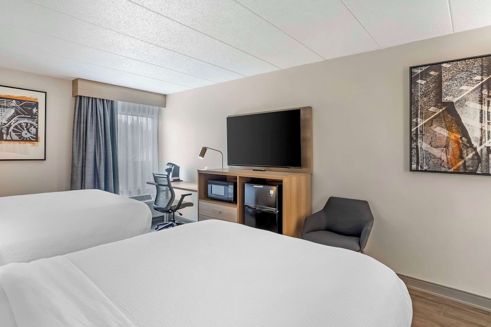 Standard Room, 2 Queen Beds, Non Smoking, Refrigerator & Microwave - Photo 2