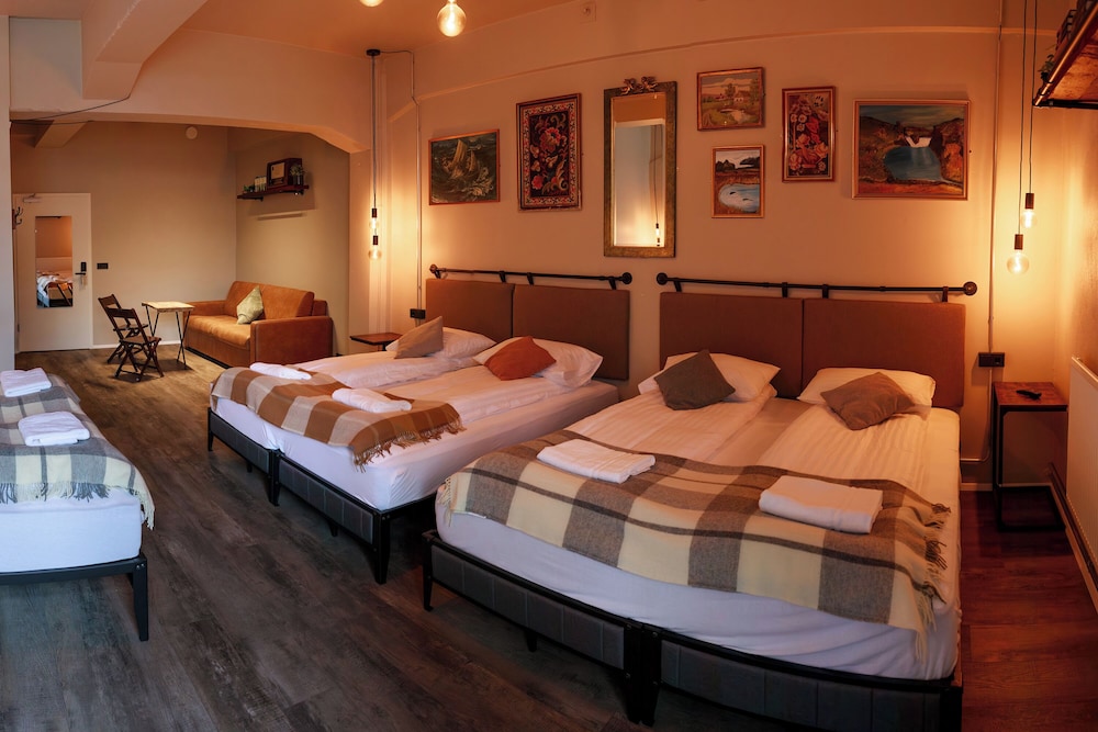 Family Room, Multiple Beds, Private Bathroom photo 1