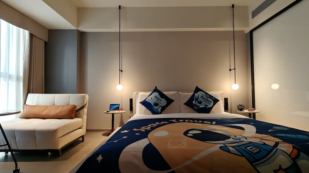 Family Triple Room, 1 Queen Bed with Sofa bed, Non Smoking, City View photo 2
