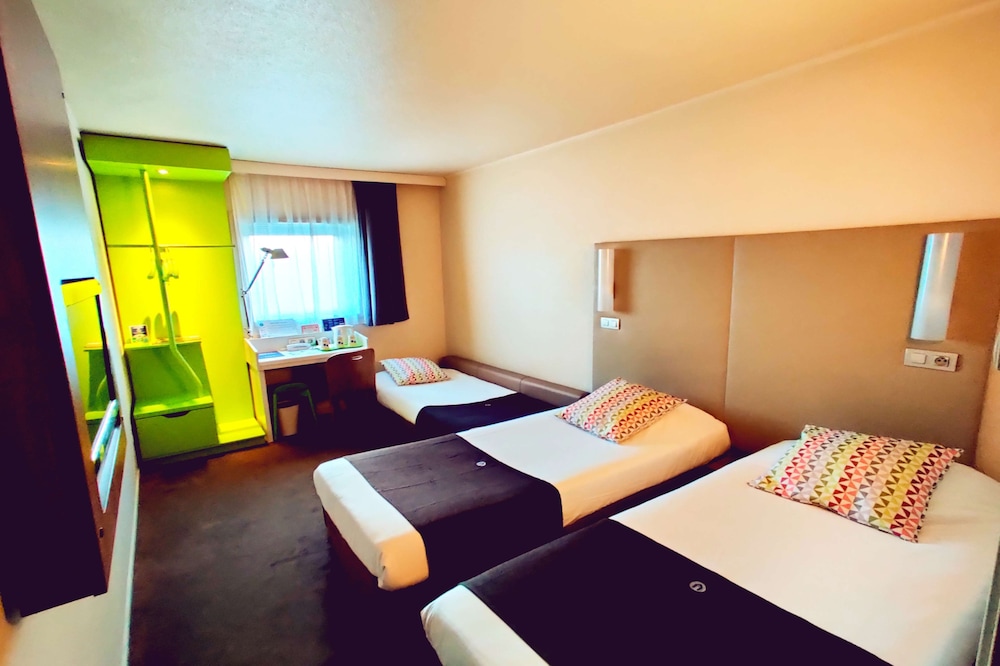 Standard Room, 3 Twin Beds - Photo 4