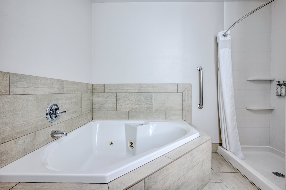 Standard Room, 1 King Bed, Jetted Tub (Minifridge) - Photo 6