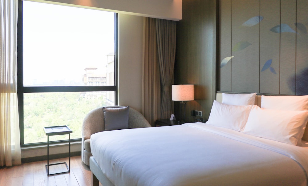 Deluxe Suite, 1 King Bed, Lake View photo 2