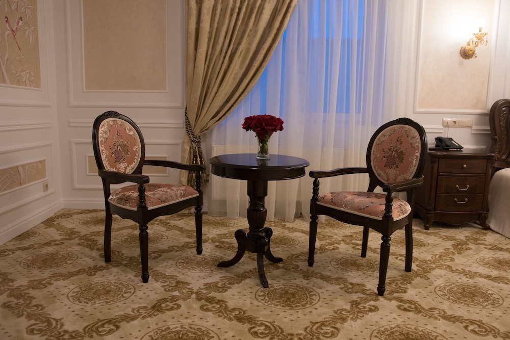 Romantic Suite (Scarlett)