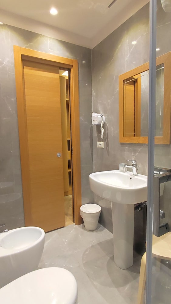 Twin Room - Photo 3