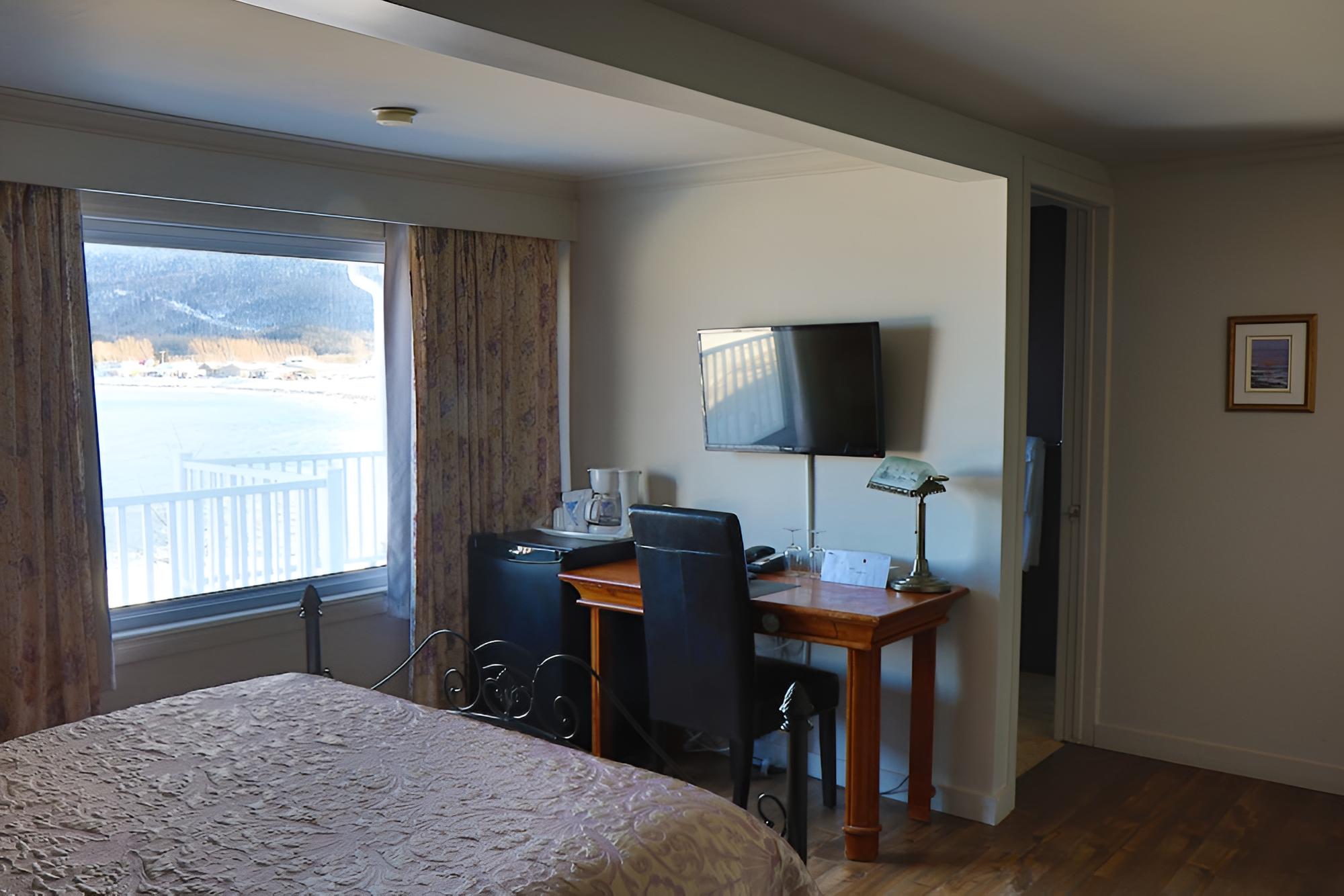 Standard Room, 1 Queen Bed (Plus) photo 2