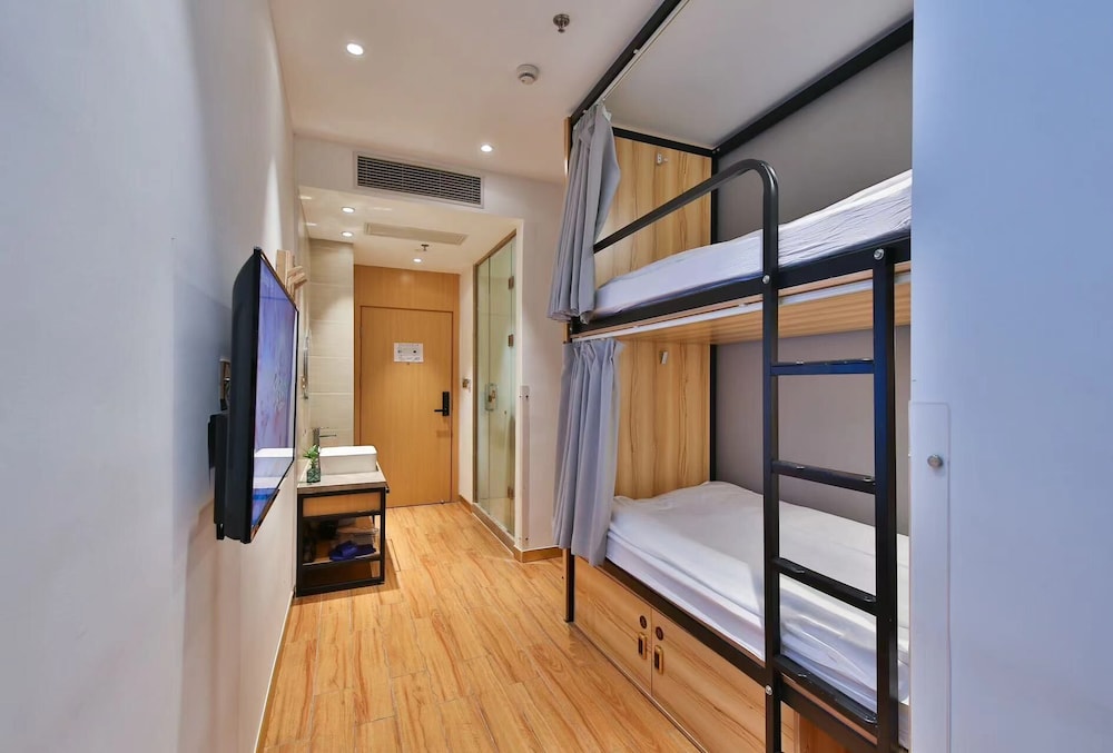 Senior Double Room Single Use, Men only