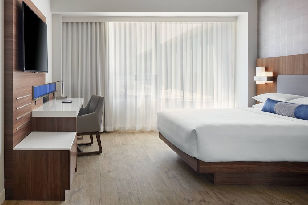 Deluxe Room, 1 Queen Bed, River View, Corner - Photo 4