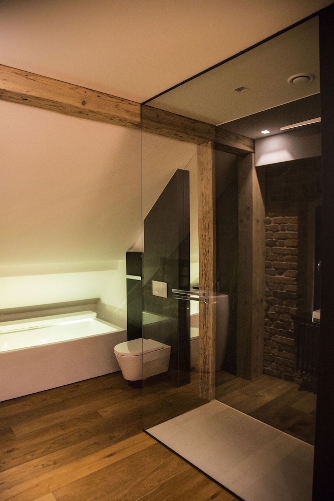 Premium Double Room, 1 Queen Bed, Bathtub thumbnail 5