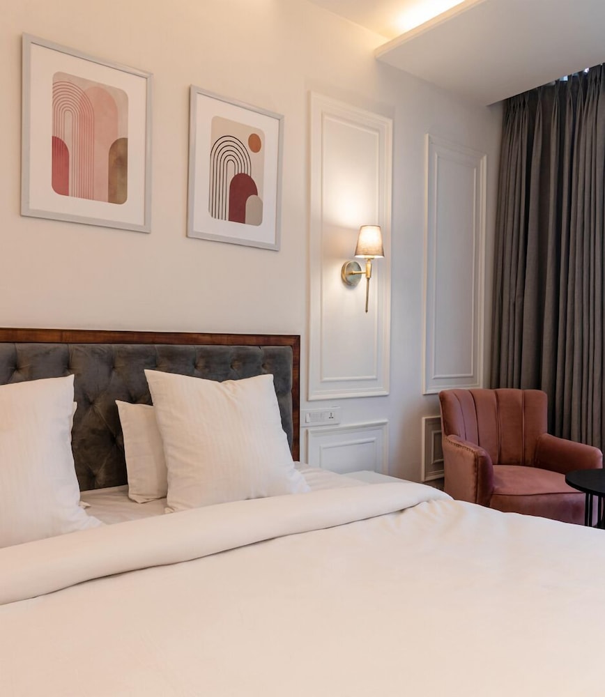 Deluxe Room, City View - Photo 1