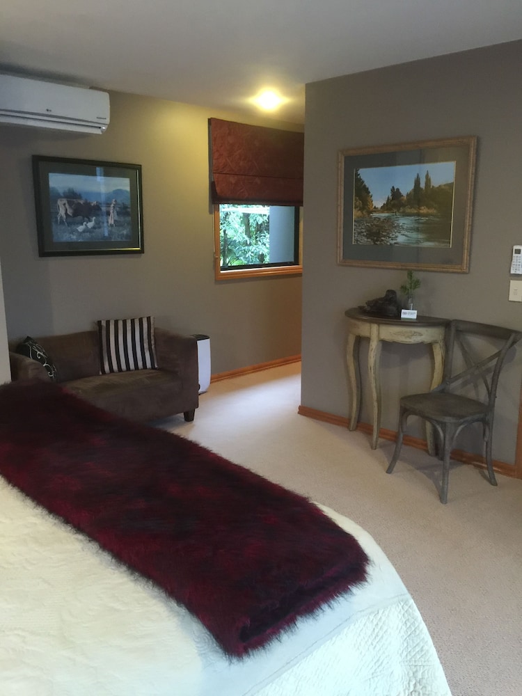 Luxury Suite, 1 King Bed, Ensuite photo 2