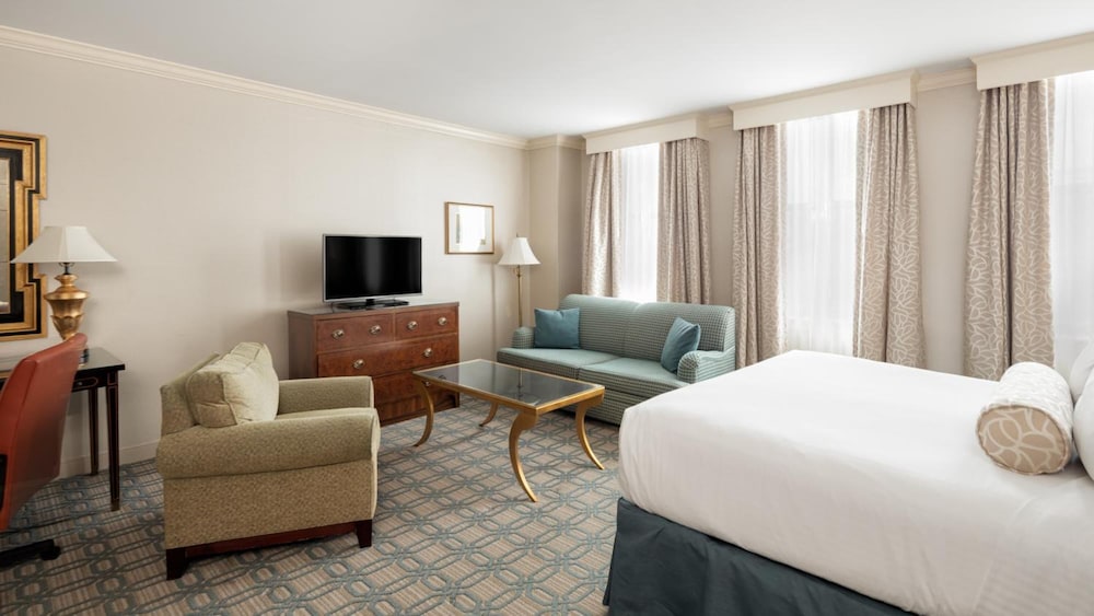 Junior Studio Suite, 1 King Bed with Sofa bed - Photo 4