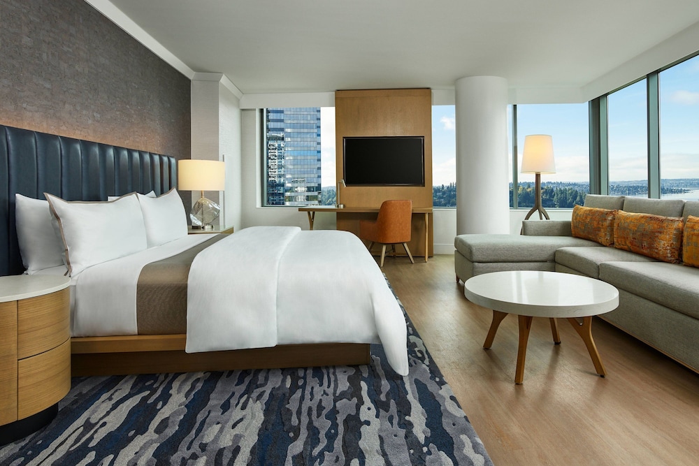 Studio Suite, 1 King Bed with Sofa bed, Corner - Photo 1