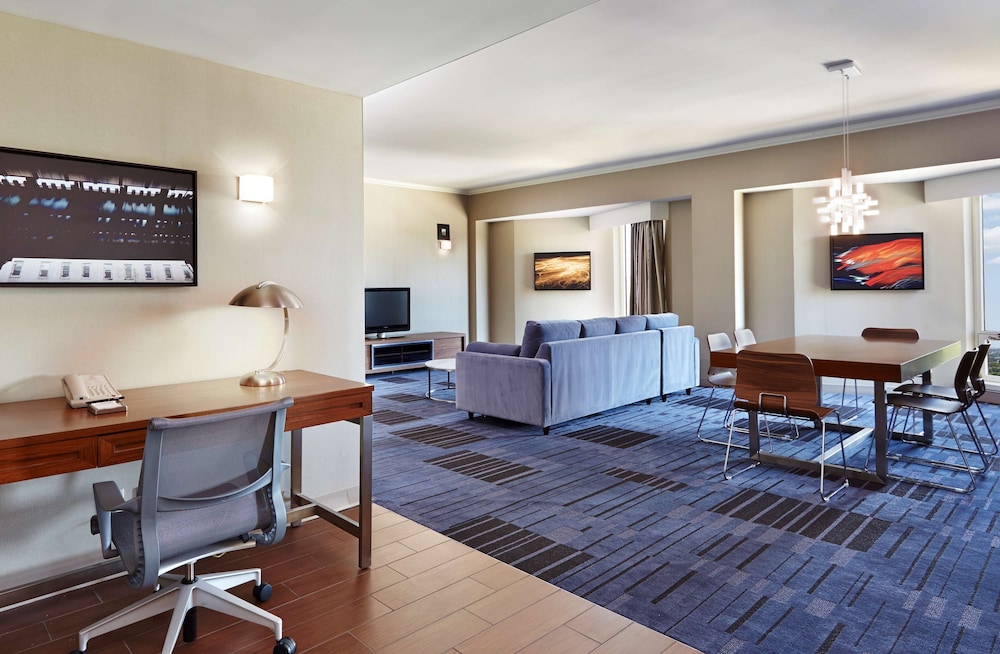 Suite, 1 King Bed - Photo 2