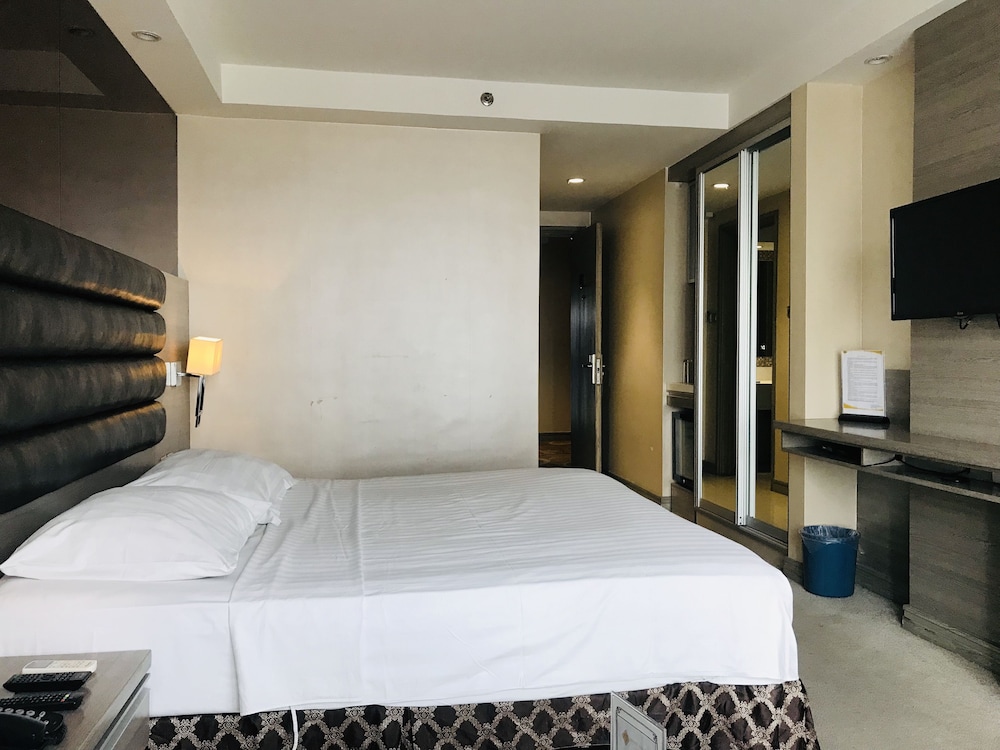 Deluxe Room, 1 King Bed photo 3