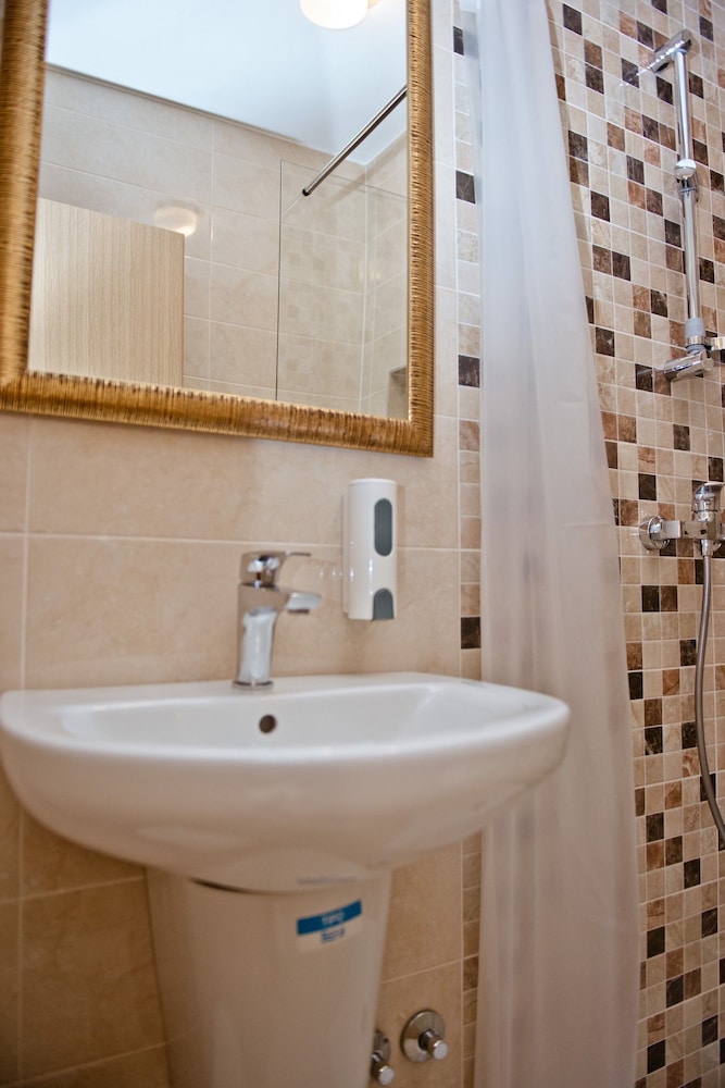 Basic Triple Room photo 2