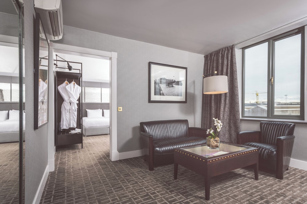 Suite, 1 King Bed photo 1