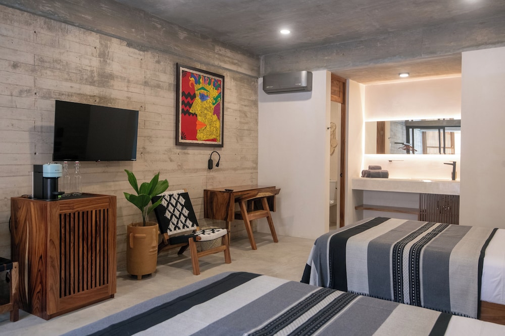 Superior Double Room, 2 Queen Beds, Pool View 3 photo 1