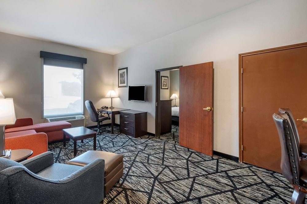 Suite, 1 King Bed, Accessible, Bathtub photo 1
