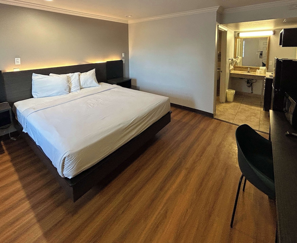 Deluxe Suite, 1 King Bed, Non Smoking, Hot Tub photo 2