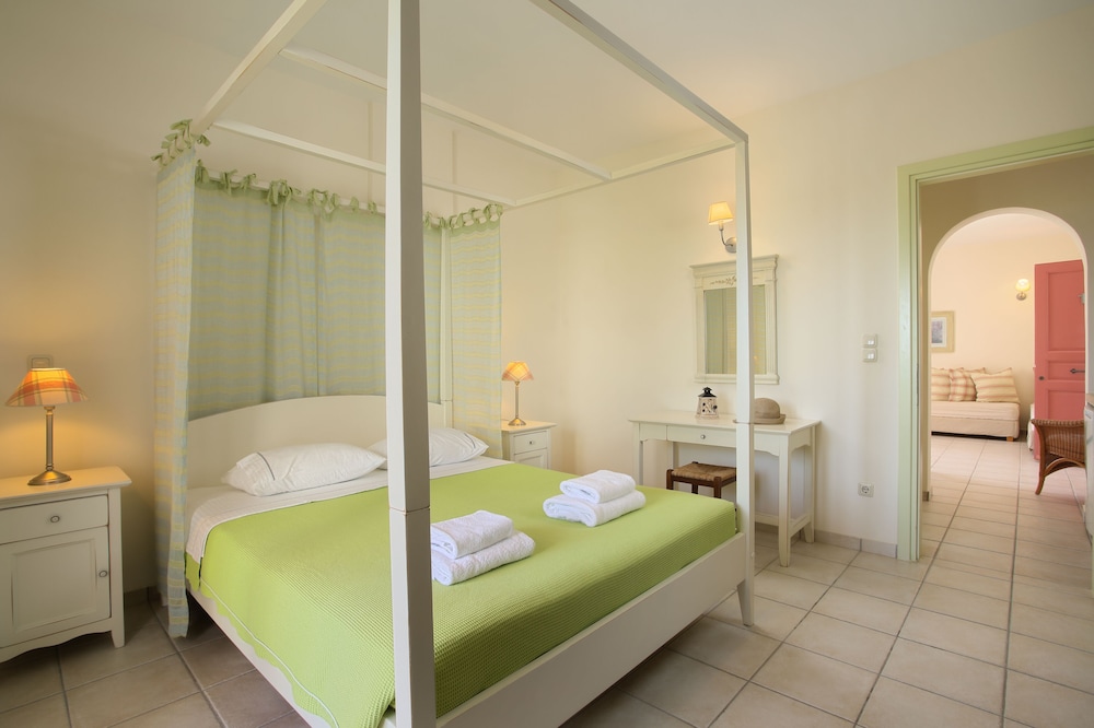 Quadruple Pool View Room