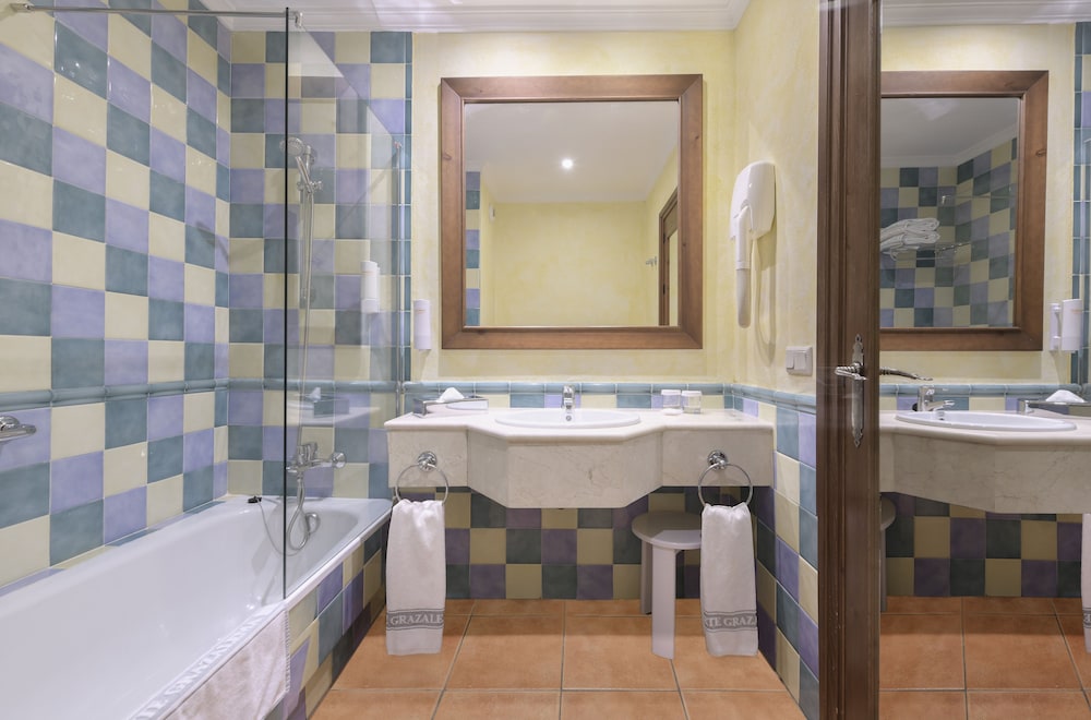 Double Room, Mountain View (1 Adult + 1 Child) - Photo 3