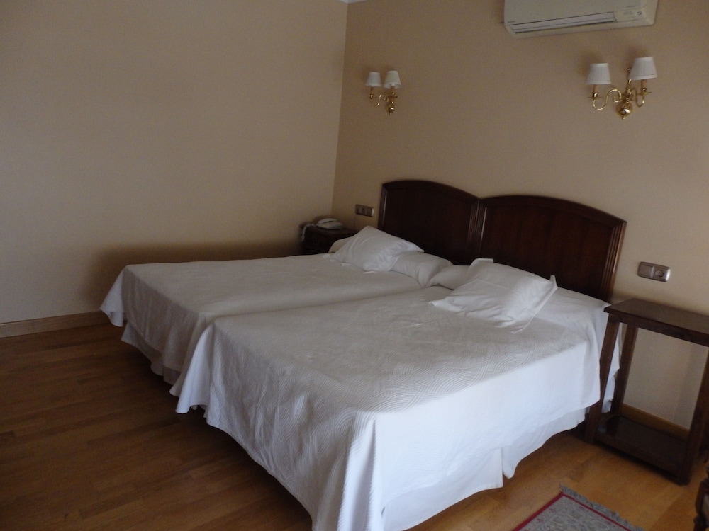 Twin Room - Photo 1