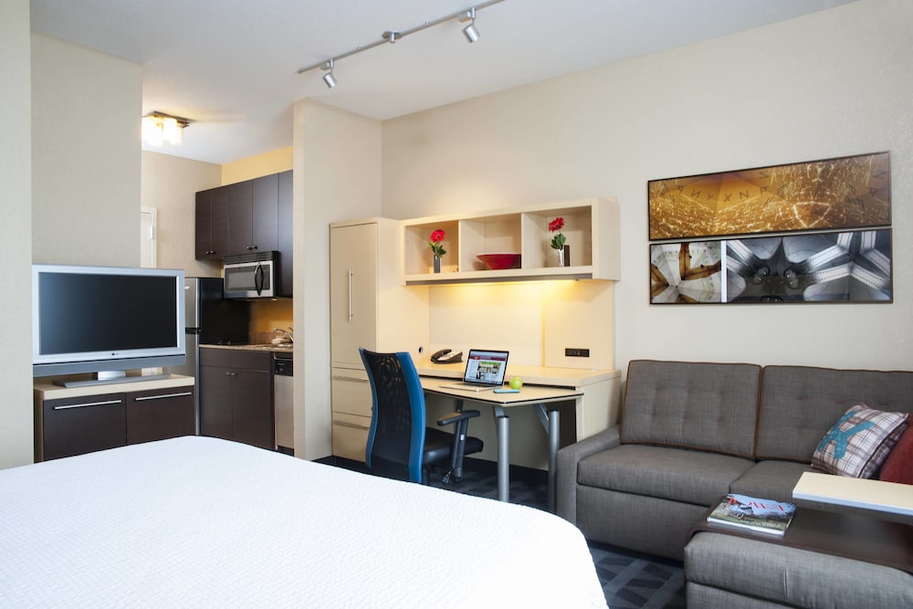 Studio, 1 King Bed with Sofa bed (Mobility/Hearing Accessible, Tub) photo 1