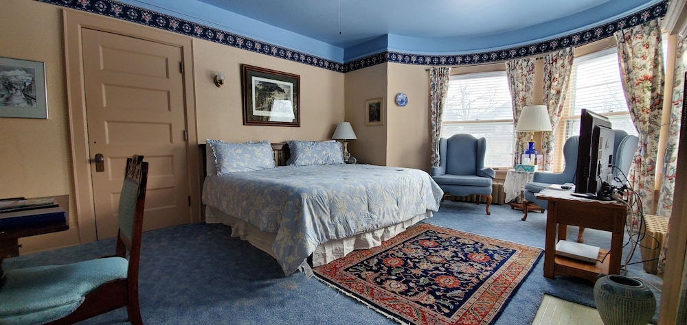 Elite Room, 1 King Bed, Jetted Tub (The Turret)