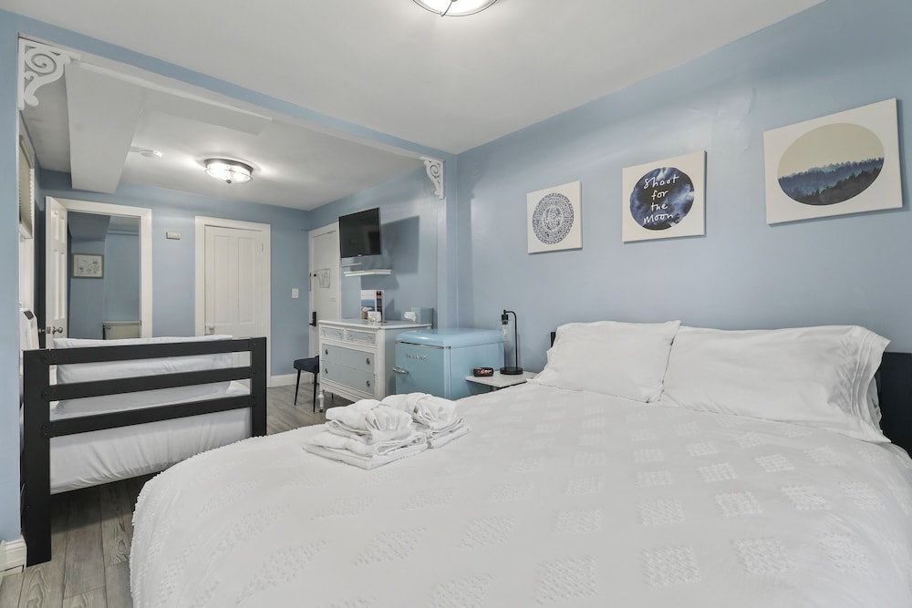 Standard Triple Room, Ensuite (Blue Willow Room) photo 2