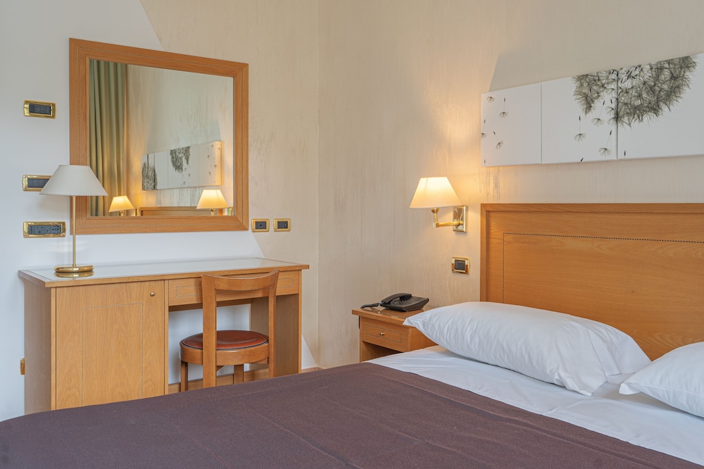 Standard Double or Twin Room, Balcony - Photo 8