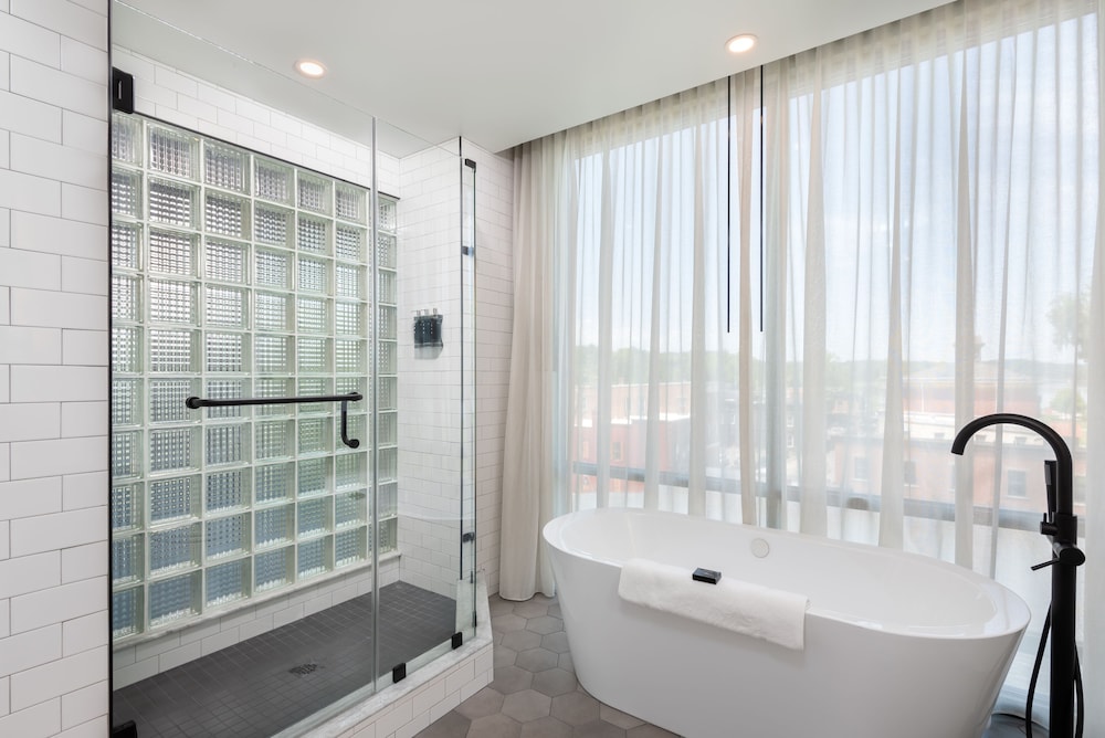 Premium Room, 1 King Bed (Spa Bath with Soaker Tub) - Photo 3